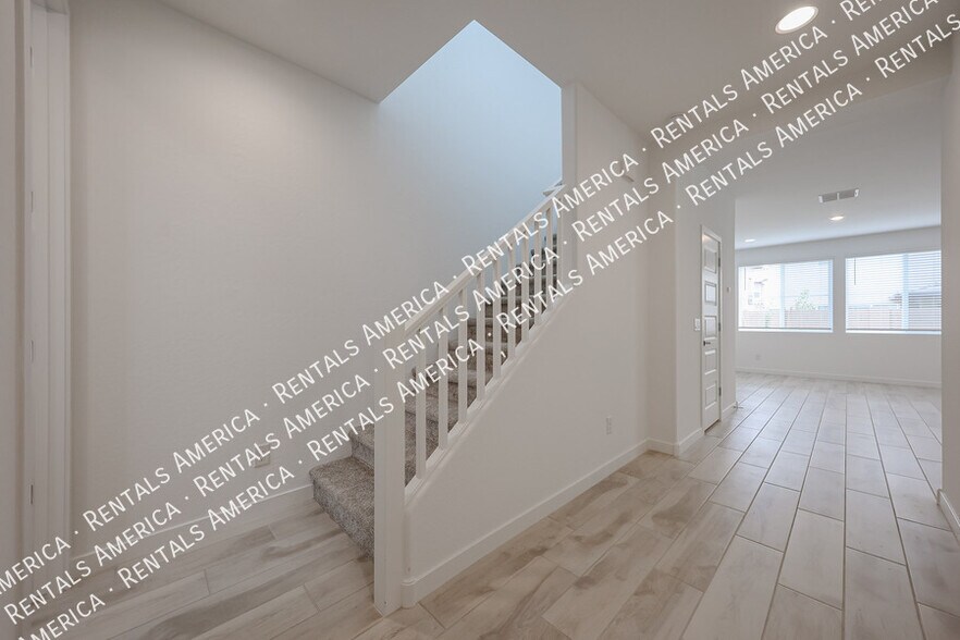 Building Photo - 10151 E Ulysses Ave