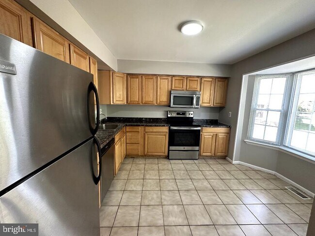 Building Photo - 8121 Fenwick Ct
