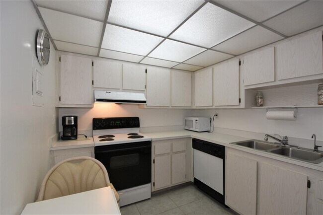 Building Photo - 525 N Ocean Blvd