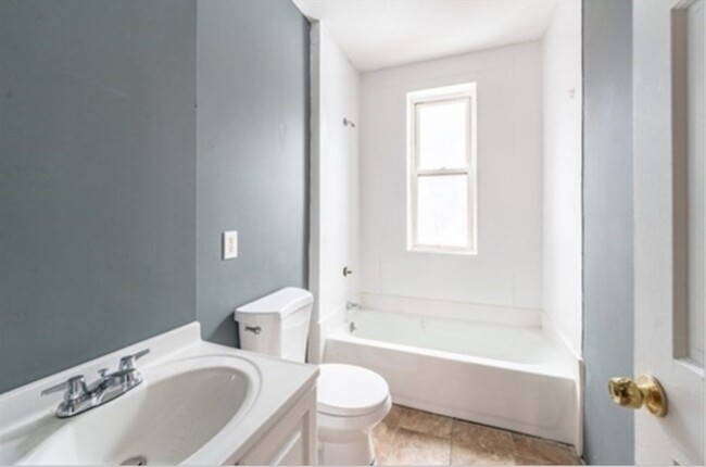 Building Photo - 173 Elm St
