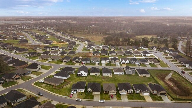 Building Photo - 821 Poplar Log Dr