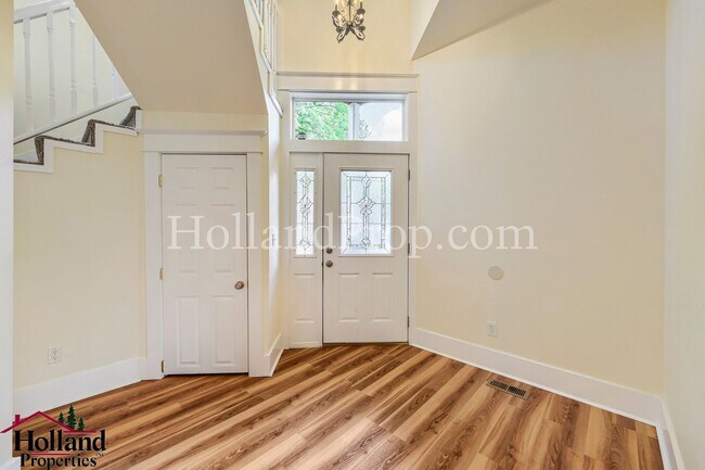 Building Photo - Great, Spacious & Inviting Home in the Heart of Milwaukie! Move-in Special DISCOUNT of $200!!!
