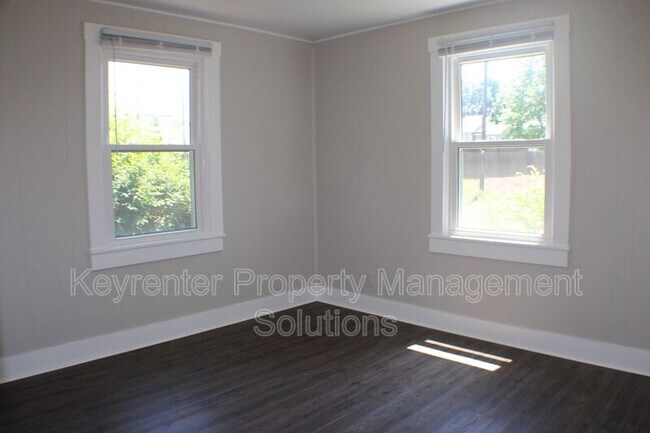 Building Photo - 509 5th St