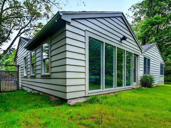 Building Photo - 3 Bed/2 Bath Home with Private Yard