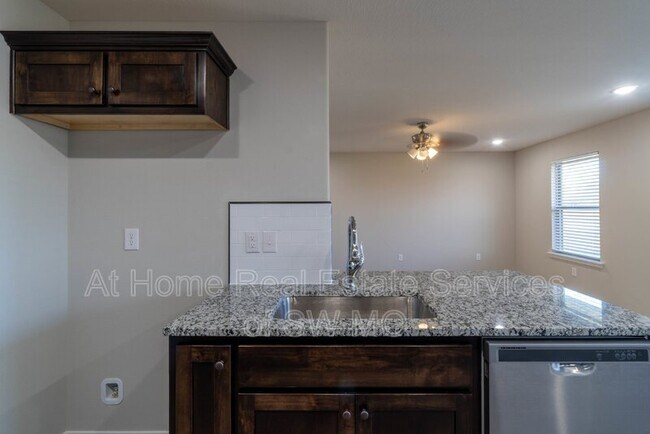 Building Photo - 1802 S 15th St