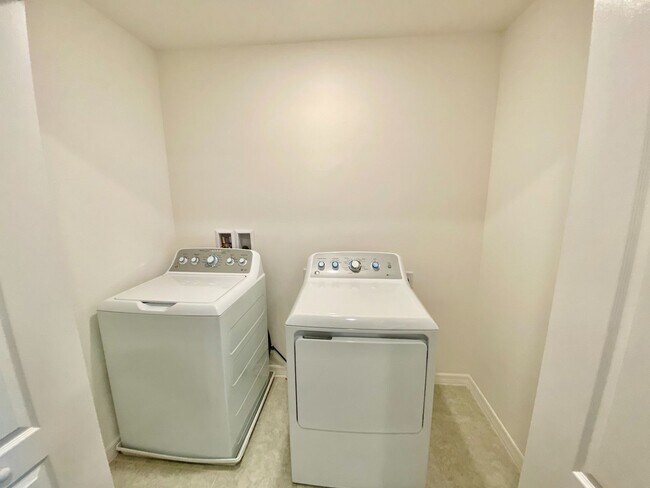 Building Photo - Beautiful Home for rent in Poinciana - 4 bed 2.5 bath plus large bonus room