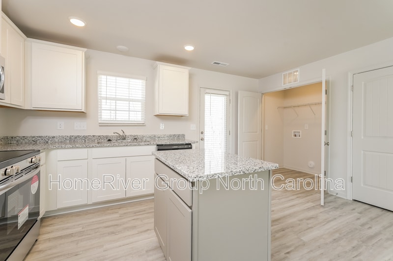 Building Photo - 2808 Carrollwood Dr