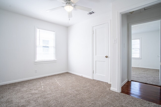 Building Photo - 3323 W Clarendon Dr
