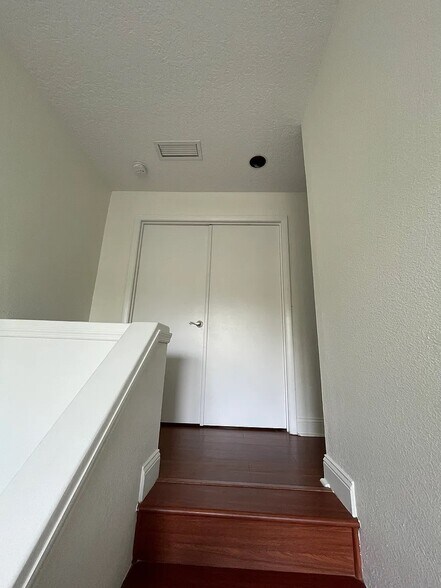 Upstairs bedroom - 2190 Woodbridge Rd