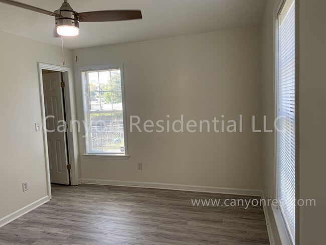 Building Photo - Recently Renovated!! Beautiful 2 bedroom with den!!
