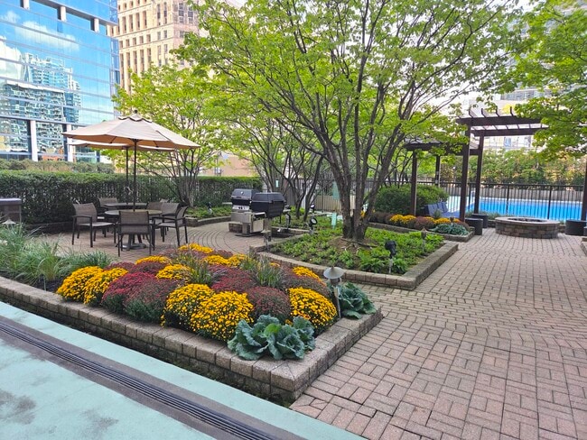 Building Photo - 400 N La Salle Dr