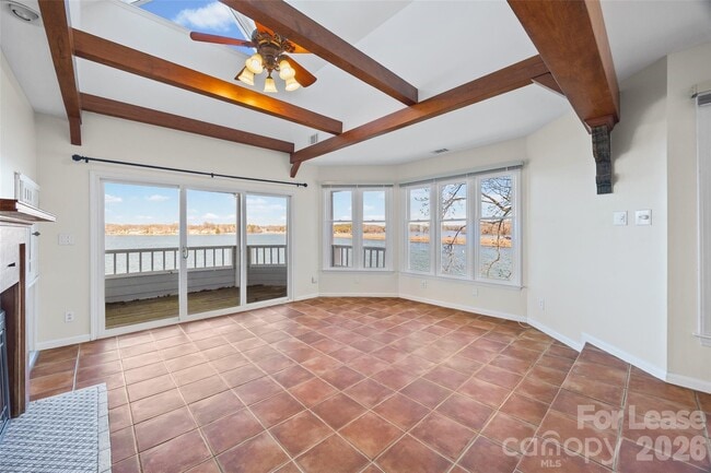 Building Photo - 372 Northwest Dr