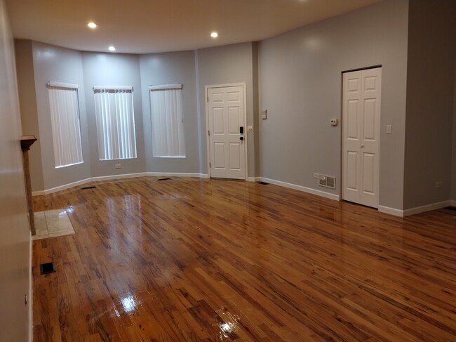 Front of Livingroom - 4233 S Prairie Ave