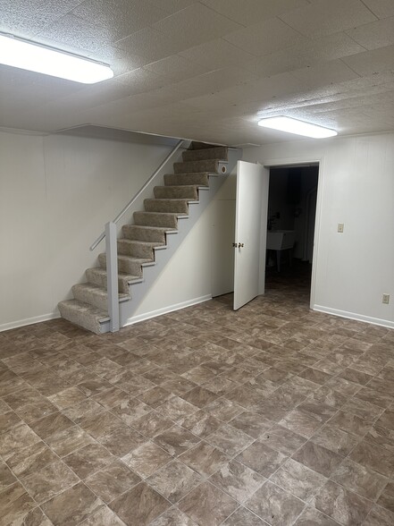 Building Photo - 211 Bunger St