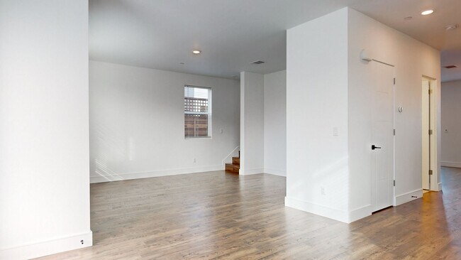 Building Photo - Beautiful and Bright 3 Bedroom 2.5 Bathroom Home with 2 Car Tandem Garage! PG&E Included!