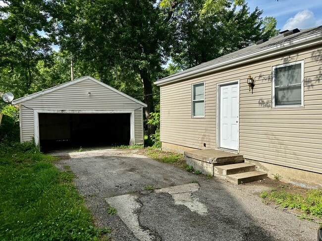 Building Photo - 10516 E 27th Terrace S