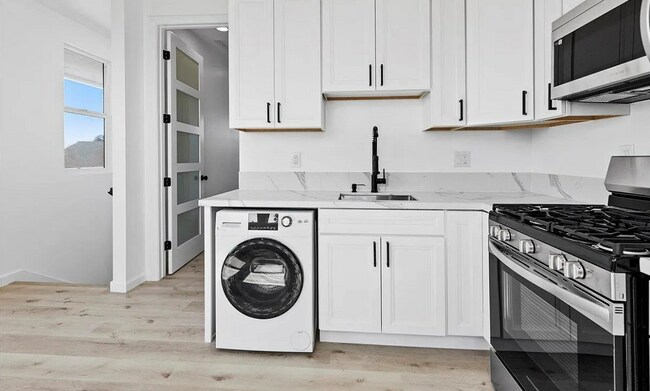 Building Photo - Modern 2 Bed, 2 Bath Bay Park Gem with Exp...