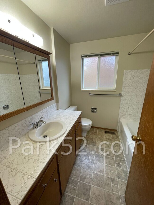 Building Photo - North Tacoma Duplex