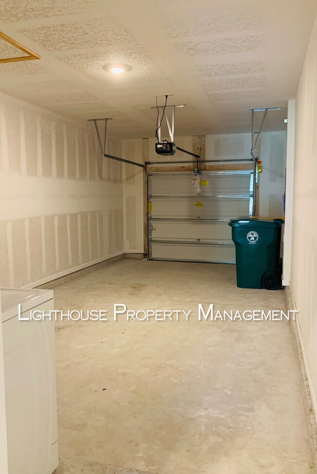 Building Photo - Modern Townhome in Baymeadows! Built in 2021!