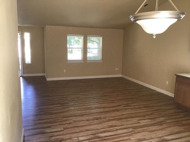 Building Photo - **$1,500 OFF 1st Month** Great Location! 3 Bedroom Home in SW Bend!