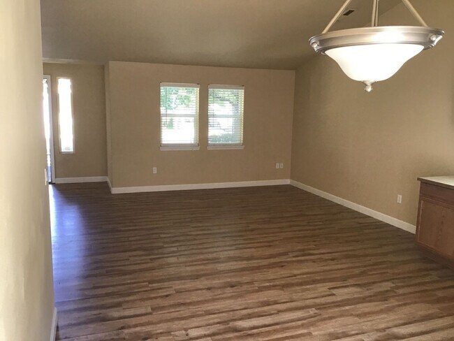 Building Photo - **$750 OFF 1st Month** Great Location! 3 Bedroom Home in SW Bend!