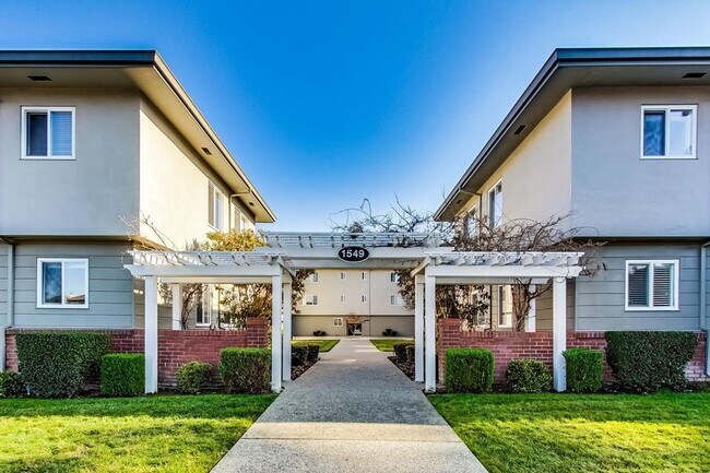 Building Photo - 1549 San Carlos Ave