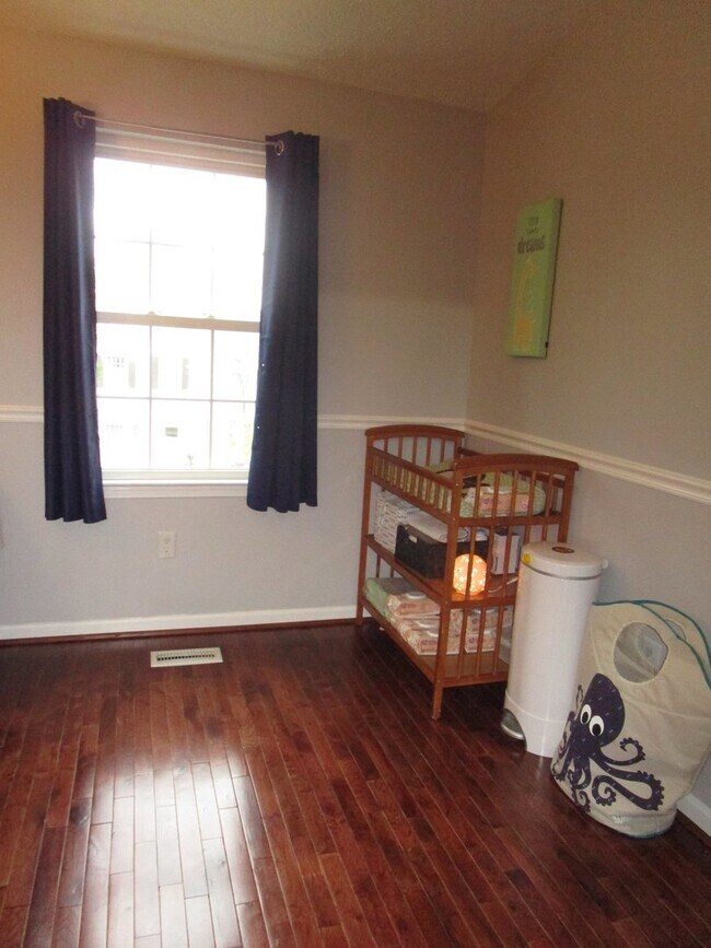 Building Photo - Large 4 Bedroom Townhouse in Gaithersburg!...