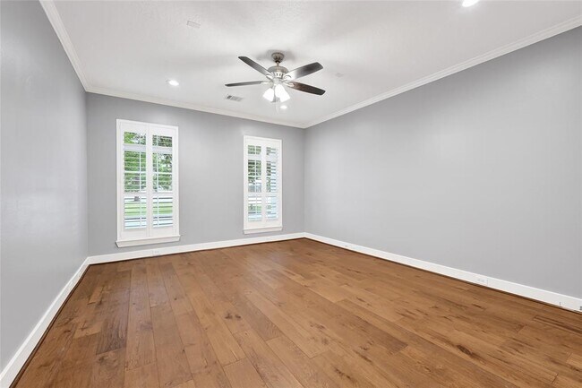 Building Photo - 210 Breezy Way