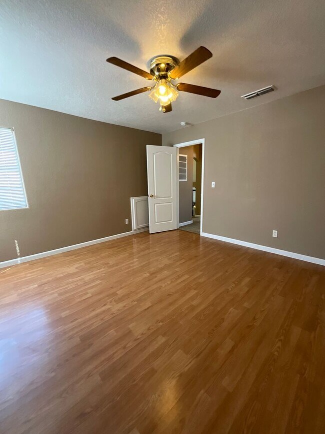 Building Photo - Spacious Four Bedroom Home in Figarden Loo...