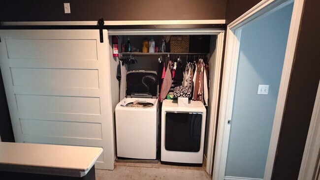 Building Photo - 1909 Kemah Village Dr