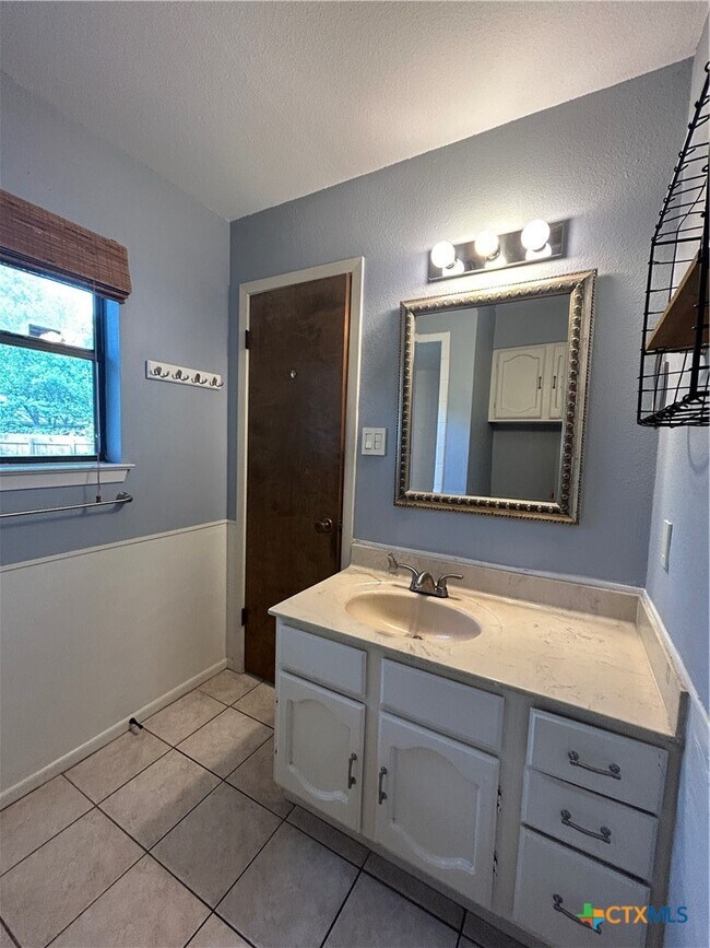 Building Photo - 826 Timber Dr