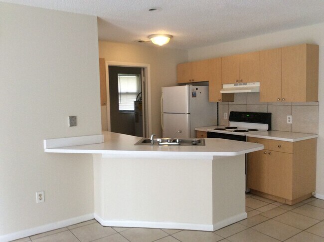 Building Photo - 2/1.5 Side A of Duplex in Fort Pierce