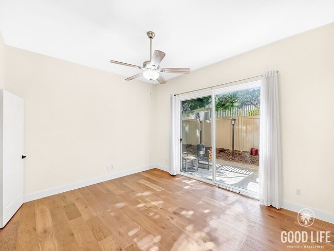 Building Photo - Beautiful Updated 2 Bed 2.5 Bath Condo in Hillcrest!