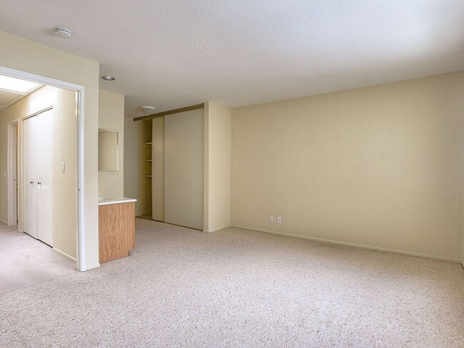 Building Photo - "Charming 2-Bed, 2-Bath Menlo Park Retreat...