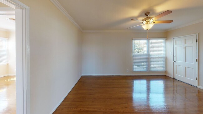 Building Photo - Adams Apartments...Newly Remodeled 1 Bedroom Apartment...Great Location!