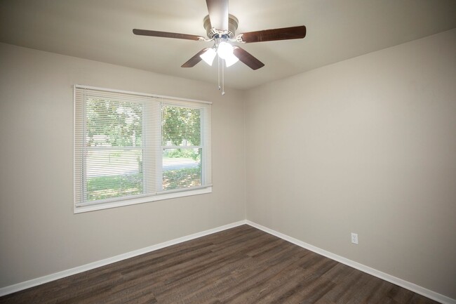 Building Photo - ** 3 Bed 1 Bath located in Forrest Hills *...