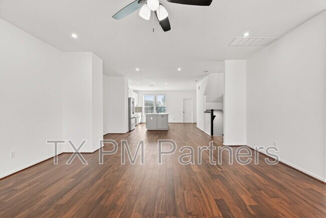 Building Photo - 10949 Cannes Memorial Dr