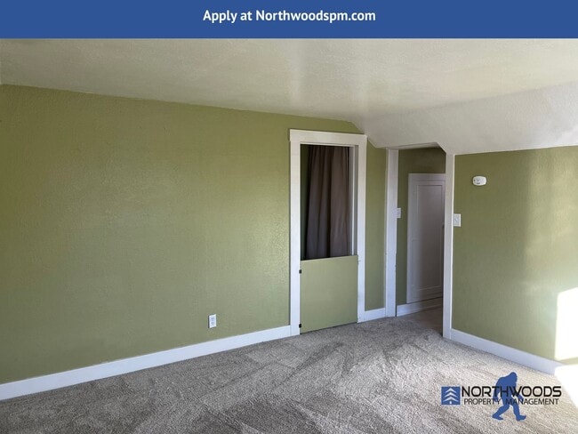 Building Photo - Very Cute 1 bed 1 bath upstairs unit, with...