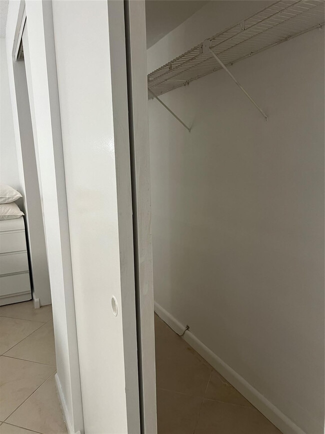 Building Photo - 2615 NE 3rd Ct