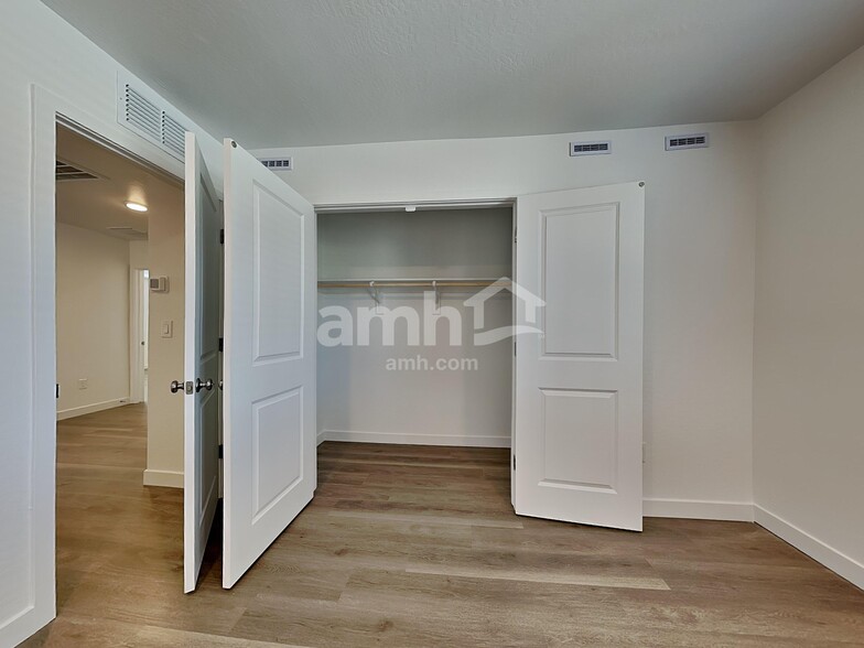 Building Photo - 9747 W Parkway Dr