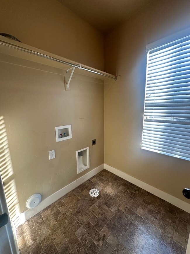 Building Photo - BEAUIFUL HOME!!!