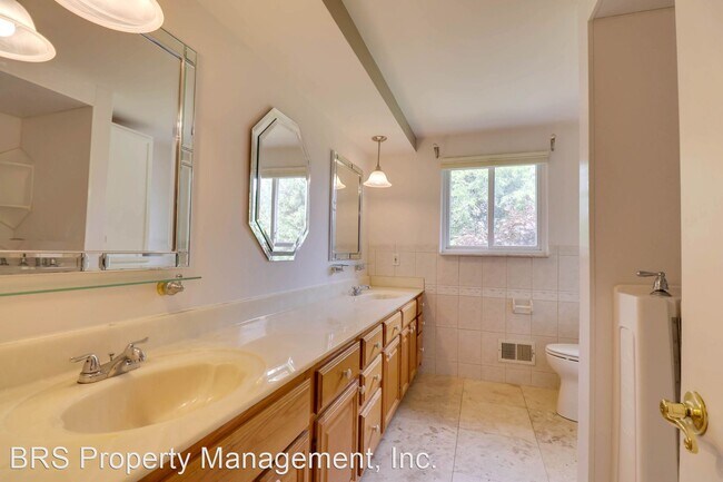 Building Photo - 5 br, 2.5 bath House - 1681 Glen Meadow Lane