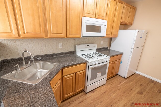 Building Photo - ???UPDATED, HUGE 4 BEDROOM AND 2 BATH HOME...