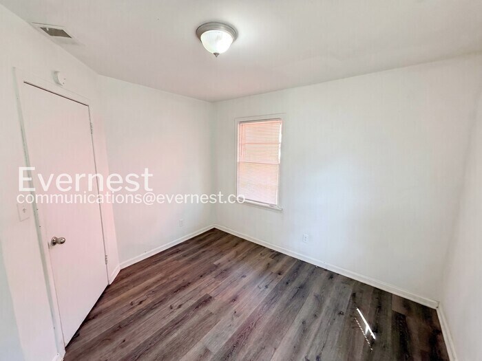 Building Photo - 730 82nd Pl S