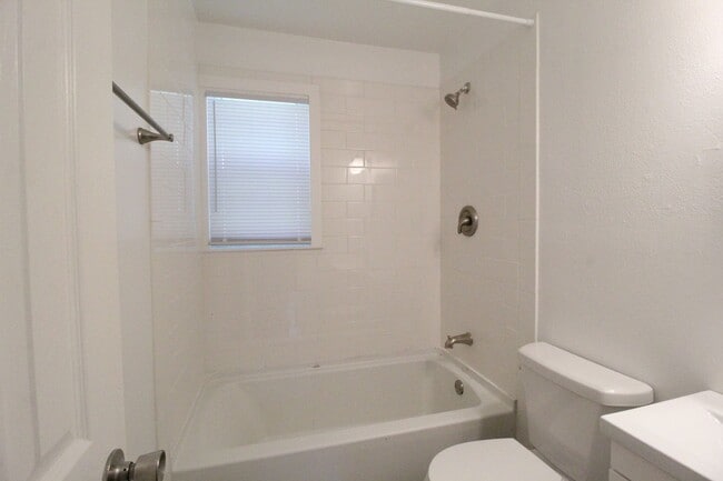 Building Photo - 4 Bedroom 2 Bath Updated Home In Overland Park