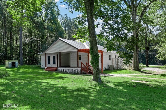 Building Photo - 3 Bedroom 2 Bathroom Home in Plain Dealing