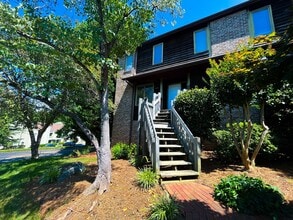 Building Photo - Beautiful 3-story 2 bedroom, 2 1/2 bathroom townhome in Winston Salem