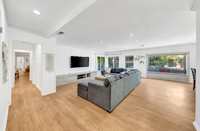 Building Photo - 7700 Oakdale Ave