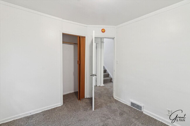 Building Photo - $1350 5 bedroom 2 bath