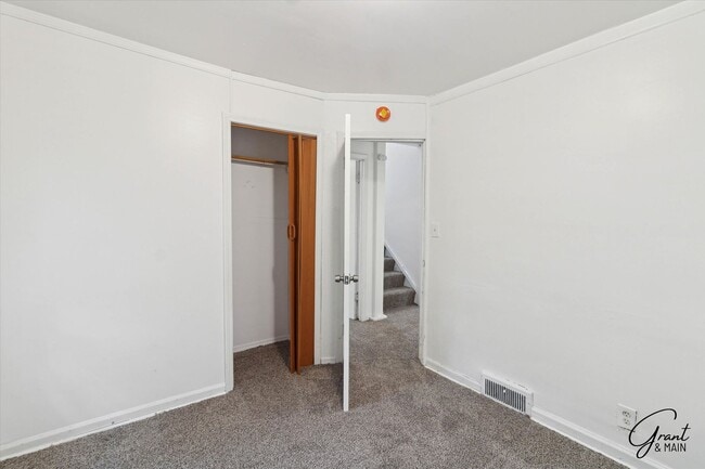 Building Photo - $1500 5 bedroom 2 bath